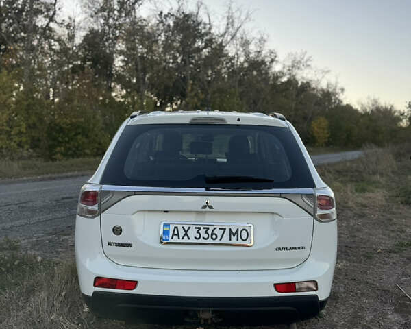 Белый Мицубиси Аутлендер, объемом двигателя 2.3 л и пробегом 250 тыс. км за 15000 $, фото 1 на Automoto.ua