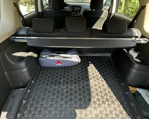 Белый Мицубиси Аутлендер, объемом двигателя 2.4 л и пробегом 114 тыс. км за 16800 $, фото 10 на Automoto.ua