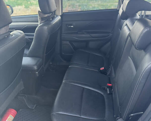 Белый Мицубиси Аутлендер, объемом двигателя 2.3 л и пробегом 250 тыс. км за 15000 $, фото 19 на Automoto.ua