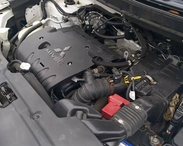 Белый Мицубиси Аутлендер, объемом двигателя 2 л и пробегом 203 тыс. км за 10750 $, фото 5 на Automoto.ua