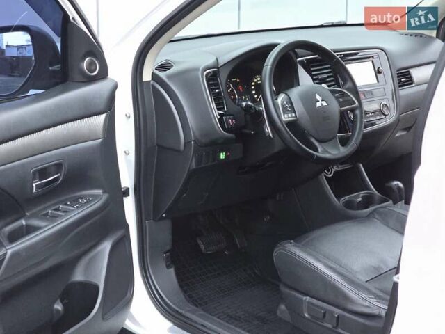 Міцубісі Аутлендер 2013 у Харкові на Automoto.ua Білий Міцубісі Аутлендер, об'ємом двигуна 2.4 л та пробігом 146 тис. км за 12900 $, фото 14 на Automoto.ua