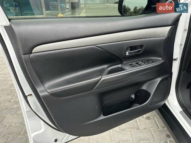 Белый Мицубиси Аутлендер, объемом двигателя 2.4 л и пробегом 175 тыс. км за 13900 $, фото 27 на Automoto.ua