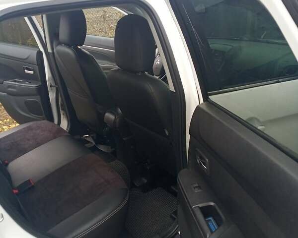 Белый Мицубиси Аутлендер, объемом двигателя 2 л и пробегом 203 тыс. км за 10750 $, фото 4 на Automoto.ua