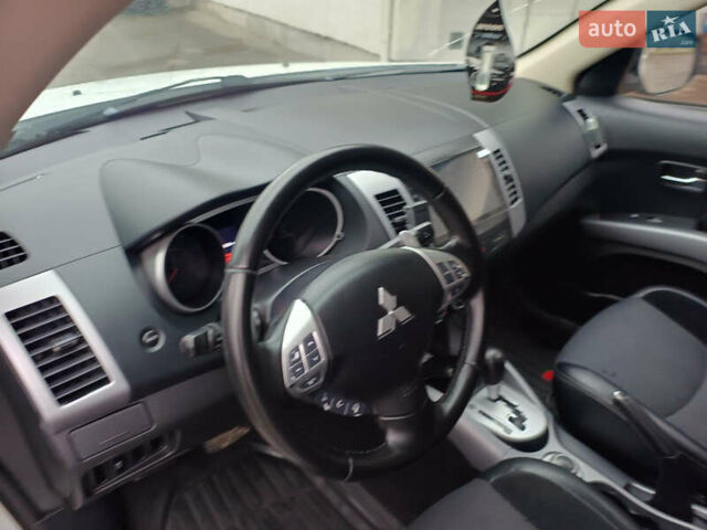 Белый Мицубиси Аутлендер, объемом двигателя 2.36 л и пробегом 250 тыс. км за 11200 $, фото 18 на Automoto.ua