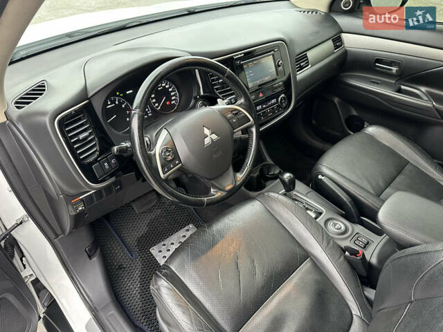 Белый Мицубиси Аутлендер, объемом двигателя 2.4 л и пробегом 175 тыс. км за 13900 $, фото 29 на Automoto.ua