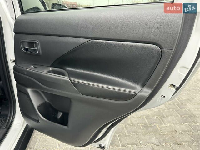 Белый Мицубиси Аутлендер, объемом двигателя 2.4 л и пробегом 175 тыс. км за 13900 $, фото 37 на Automoto.ua