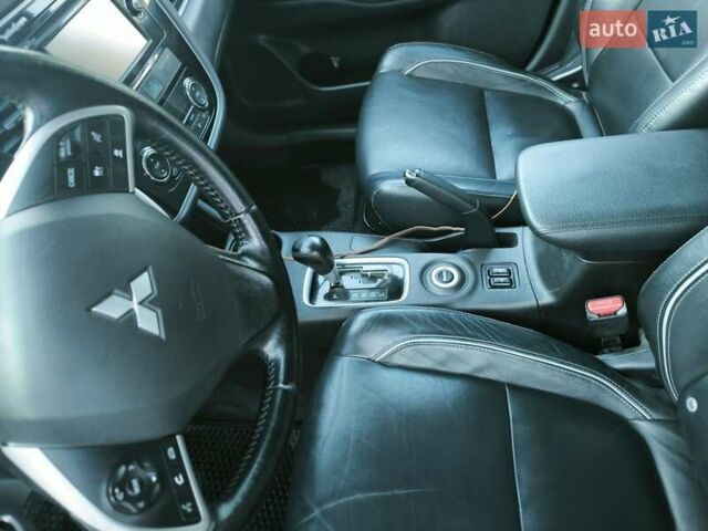 Білий Міцубісі Аутлендер, об'ємом двигуна 2.27 л та пробігом 251 тис. км за 14000 $, фото 5 на Automoto.ua