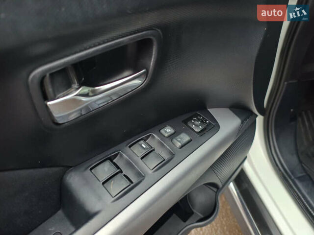 Белый Мицубиси Аутлендер, объемом двигателя 2.36 л и пробегом 250 тыс. км за 11200 $, фото 17 на Automoto.ua