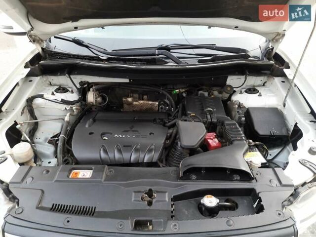 Білий Міцубісі Аутлендер, об'ємом двигуна 2 л та пробігом 245 тис. км за 12399 $, фото 8 на Automoto.ua