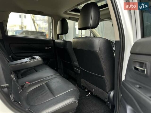 Міцубісі Аутлендер 2013 у Івано-Франківську на Automoto.ua Білий Міцубісі Аутлендер, об'ємом двигуна 2 л та пробігом 213 тис. км за 13888 $, фото 29 на Automoto.ua