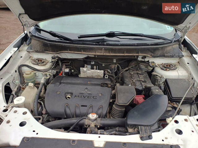 Белый Мицубиси Аутлендер, объемом двигателя 2.36 л и пробегом 250 тыс. км за 11200 $, фото 15 на Automoto.ua