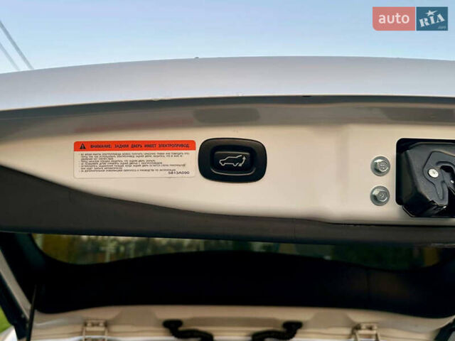 Белый Мицубиси Аутлендер, объемом двигателя 2 л и пробегом 127 тыс. км за 13200 $, фото 6 на Automoto.ua