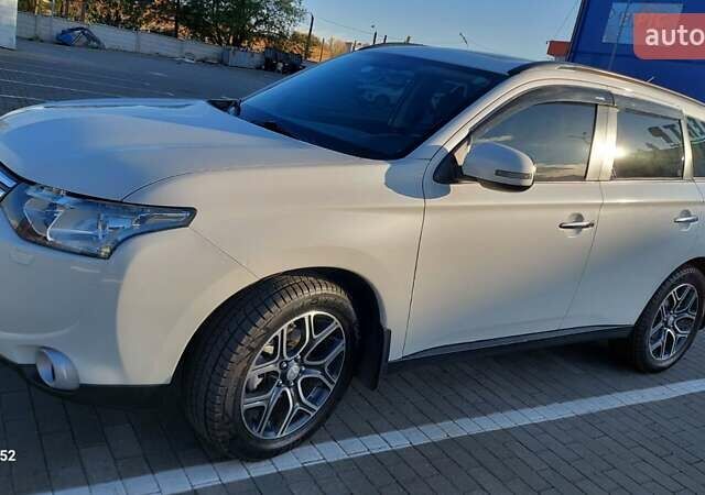 Белый Мицубиси Аутлендер, объемом двигателя 2.4 л и пробегом 175 тыс. км за 13800 $, фото 1 на Automoto.ua