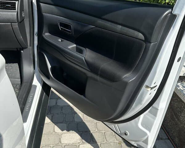 Белый Мицубиси Аутлендер, объемом двигателя 2.4 л и пробегом 114 тыс. км за 16800 $, фото 4 на Automoto.ua