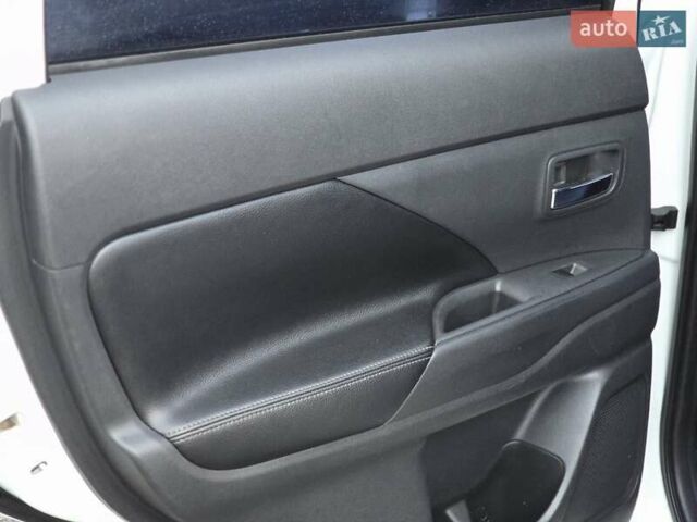 Міцубісі Аутлендер 2013 у Харкові на Automoto.ua Білий Міцубісі Аутлендер, об'ємом двигуна 2.4 л та пробігом 146 тис. км за 12900 $, фото 27 на Automoto.ua
