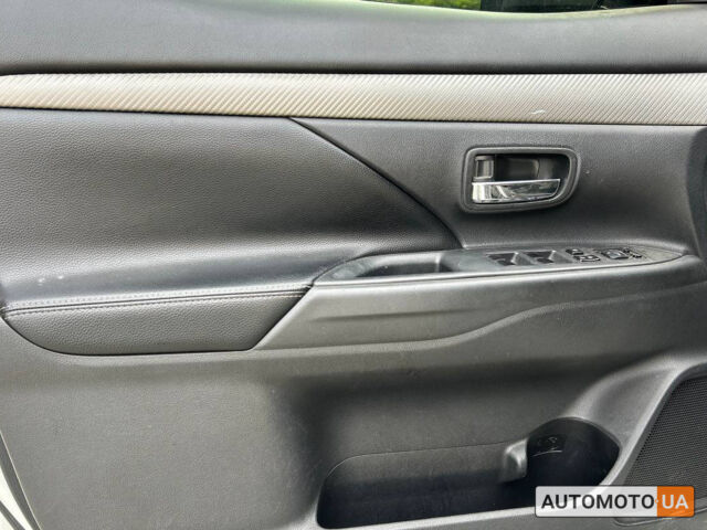 Белый Мицубиси Аутлендер, объемом двигателя 2.2 л и пробегом 195 тыс. км за 13600 $, фото 6 на Automoto.ua