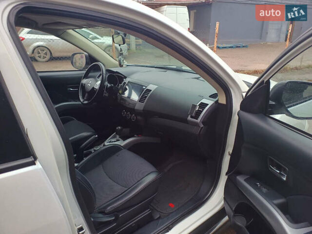 Белый Мицубиси Аутлендер, объемом двигателя 2.36 л и пробегом 250 тыс. км за 11200 $, фото 25 на Automoto.ua