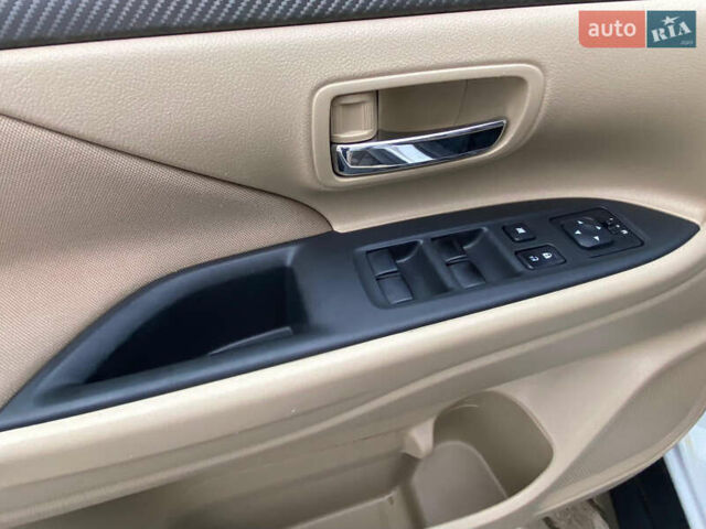 Белый Мицубиси Аутлендер, объемом двигателя 2.36 л и пробегом 215 тыс. км за 9500 $, фото 14 на Automoto.ua