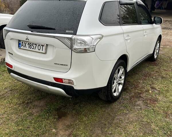 Міцубісі Аутлендер 2013 у Харкові на Automoto.ua Білий Міцубісі Аутлендер, об'ємом двигуна 2.4 л та пробігом 209 тис. км за 13000 $, фото 4 на Automoto.ua