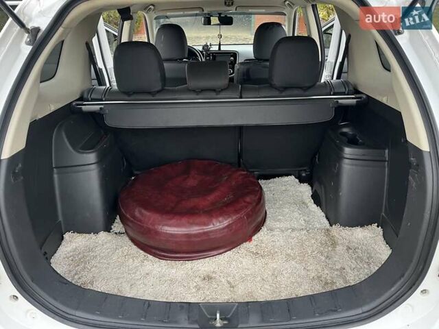 Міцубісі Аутлендер 2013 у Харкові на Automoto.ua Білий Міцубісі Аутлендер, об'ємом двигуна 2.4 л та пробігом 209 тис. км за 13000 $, фото 11 на Automoto.ua