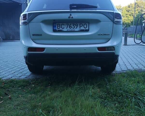 Білий Міцубісі Аутлендер, об'ємом двигуна 2.27 л та пробігом 232 тис. км за 12800 $, фото 18 на Automoto.ua