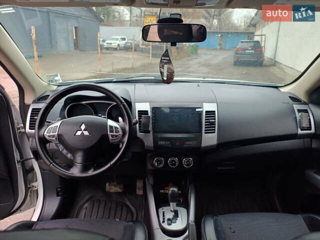 Белый Мицубиси Аутлендер, объемом двигателя 2.36 л и пробегом 250 тыс. км за 11200 $, фото 23 на Automoto.ua
