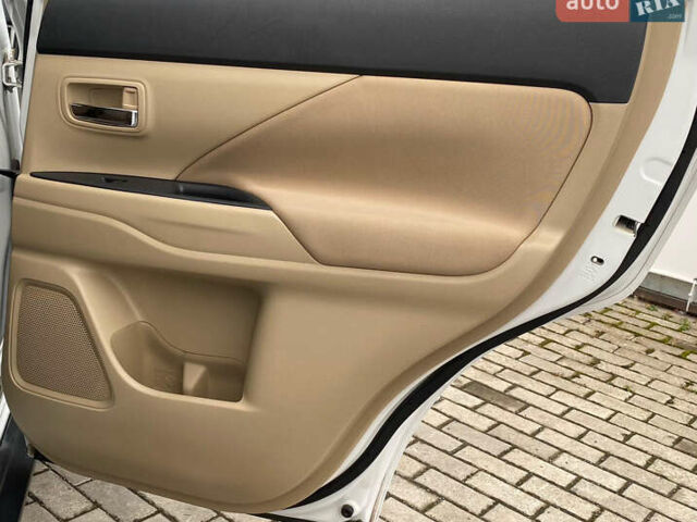 Белый Мицубиси Аутлендер, объемом двигателя 2.36 л и пробегом 215 тыс. км за 9999 $, фото 17 на Automoto.ua