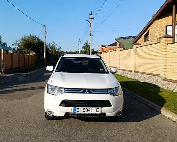 Белый Мицубиси Аутлендер, объемом двигателя 2.36 л и пробегом 225 тыс. км за 11500 $, фото 4 на Automoto.ua