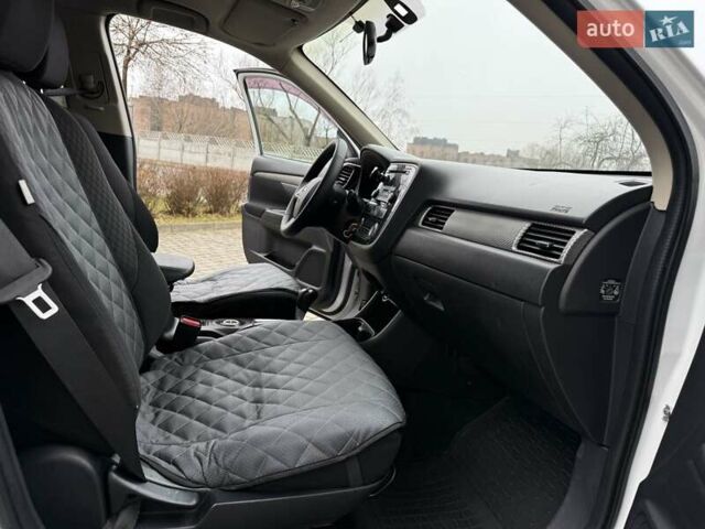 Белый Мицубиси Аутлендер, объемом двигателя 0 л и пробегом 180 тыс. км за 11500 $, фото 18 на Automoto.ua