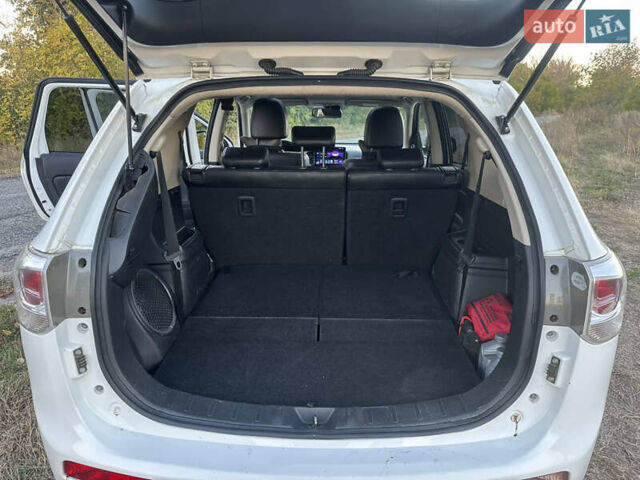 Белый Мицубиси Аутлендер, объемом двигателя 2.3 л и пробегом 250 тыс. км за 15000 $, фото 21 на Automoto.ua