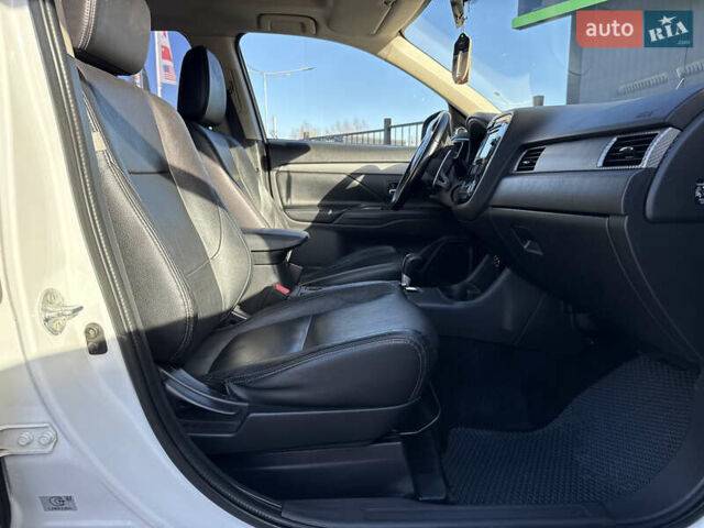 Белый Мицубиси Аутлендер, объемом двигателя 2.4 л и пробегом 148 тыс. км за 12900 $, фото 16 на Automoto.ua