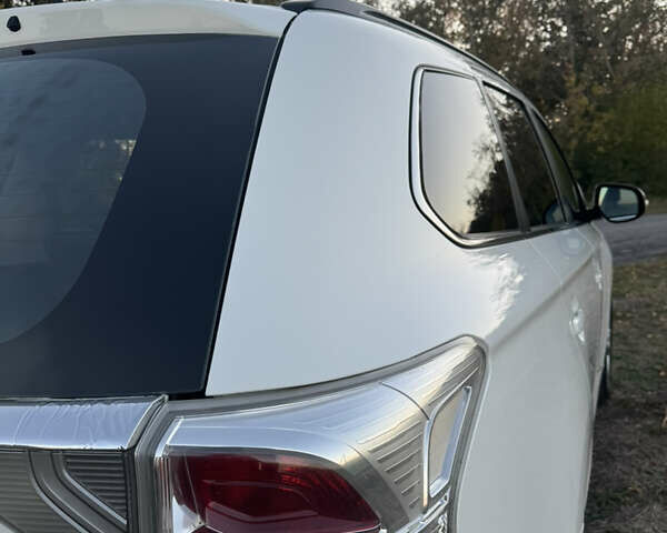 Белый Мицубиси Аутлендер, объемом двигателя 2.3 л и пробегом 250 тыс. км за 15000 $, фото 9 на Automoto.ua