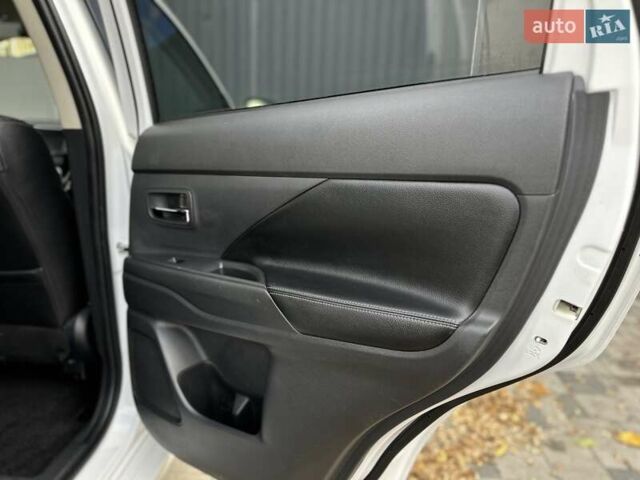 Міцубісі Аутлендер 2013 у Івано-Франківську на Automoto.ua Білий Міцубісі Аутлендер, об'ємом двигуна 2 л та пробігом 213 тис. км за 13888 $, фото 30 на Automoto.ua