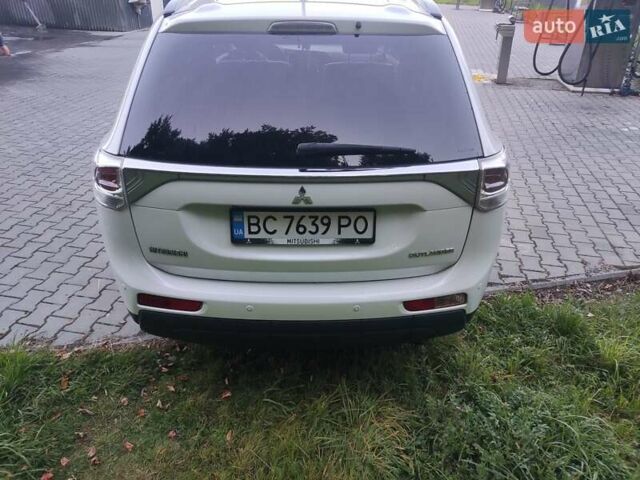 Білий Міцубісі Аутлендер, об'ємом двигуна 2.27 л та пробігом 232 тис. км за 12800 $, фото 17 на Automoto.ua