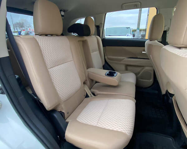 Белый Мицубиси Аутлендер, объемом двигателя 2.36 л и пробегом 215 тыс. км за 9500 $, фото 11 на Automoto.ua