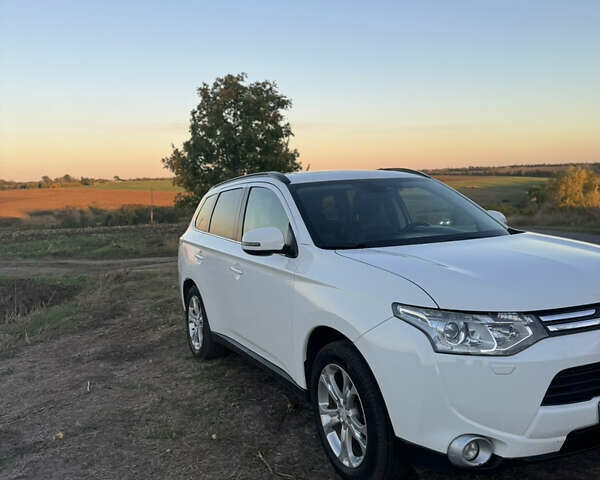 Белый Мицубиси Аутлендер, объемом двигателя 2.3 л и пробегом 250 тыс. км за 15000 $, фото 4 на Automoto.ua