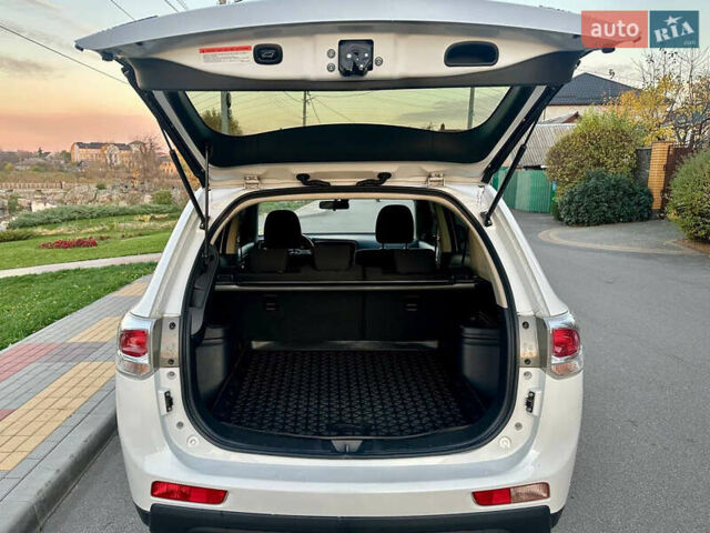 Белый Мицубиси Аутлендер, объемом двигателя 2 л и пробегом 127 тыс. км за 13200 $, фото 5 на Automoto.ua