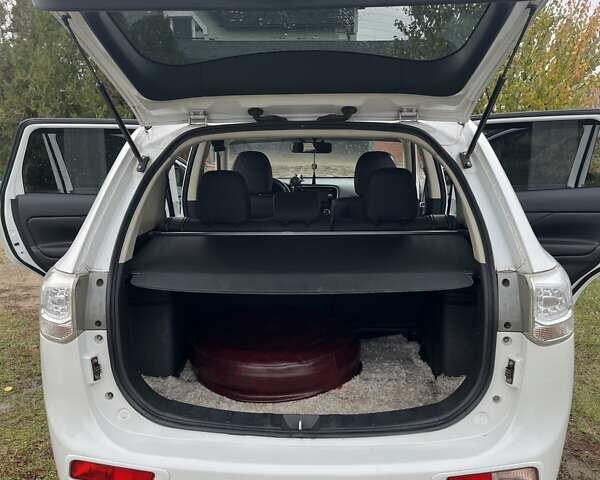 Міцубісі Аутлендер 2013 у Харкові на Automoto.ua Білий Міцубісі Аутлендер, об'ємом двигуна 2.4 л та пробігом 209 тис. км за 13000 $, фото 10 на Automoto.ua