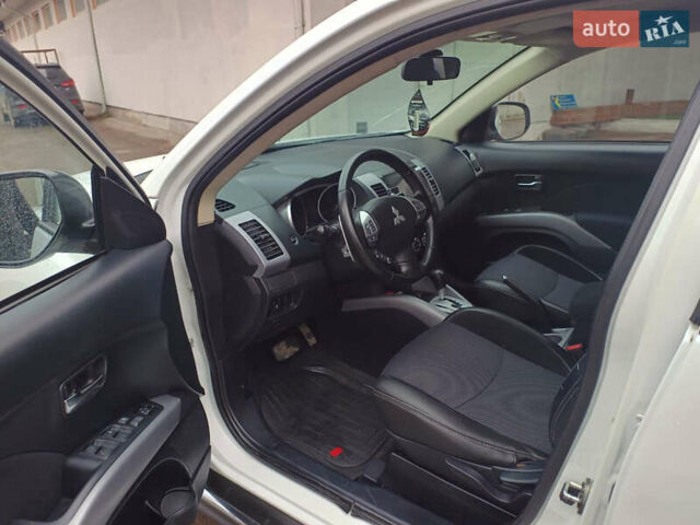 Белый Мицубиси Аутлендер, объемом двигателя 2.36 л и пробегом 250 тыс. км за 11200 $, фото 16 на Automoto.ua