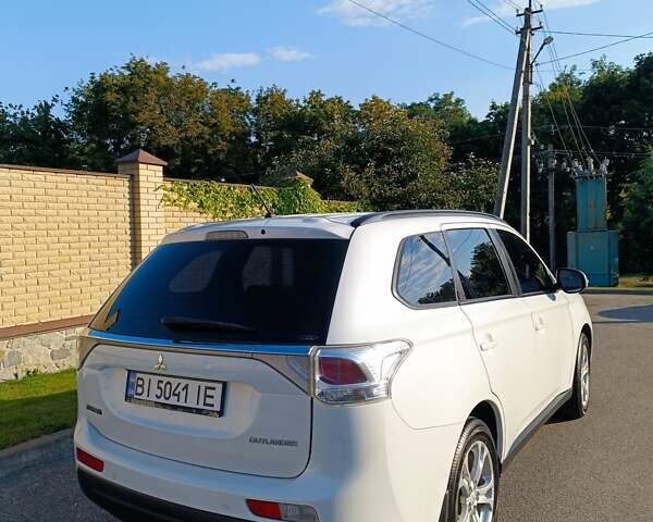 Белый Мицубиси Аутлендер, объемом двигателя 2.36 л и пробегом 225 тыс. км за 11500 $, фото 7 на Automoto.ua