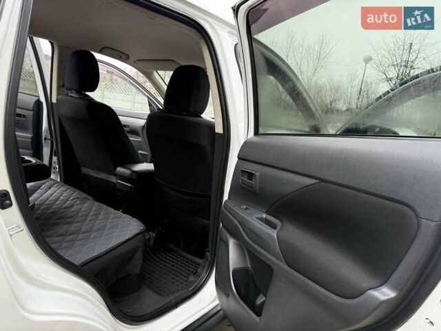 Белый Мицубиси Аутлендер, объемом двигателя 0 л и пробегом 180 тыс. км за 11500 $, фото 24 на Automoto.ua