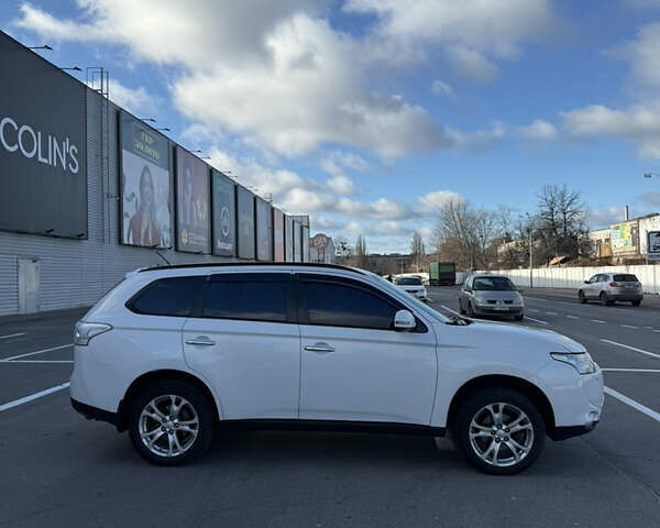 Белый Мицубиси Аутлендер, объемом двигателя 2.4 л и пробегом 147 тыс. км за 13500 $, фото 4 на Automoto.ua