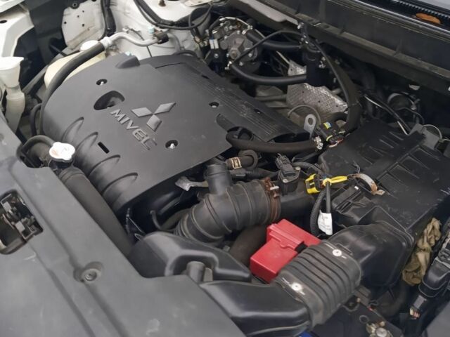 Білий Міцубісі Аутлендер, об'ємом двигуна 2 л та пробігом 203 тис. км за 10750 $, фото 7 на Automoto.ua