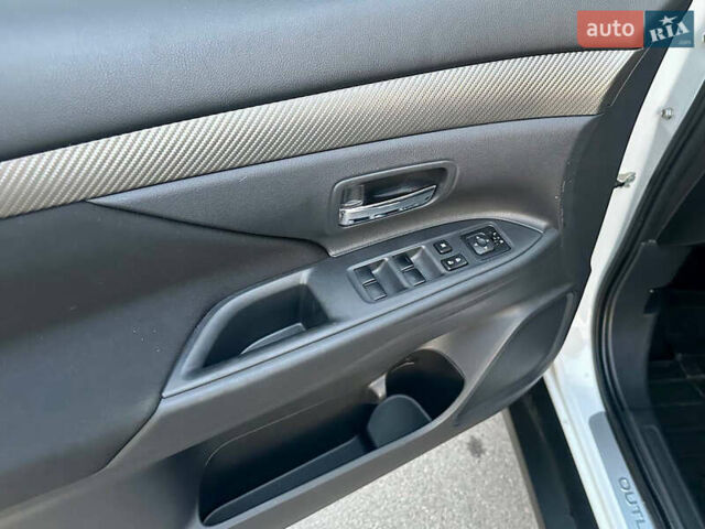 Белый Мицубиси Аутлендер, объемом двигателя 2 л и пробегом 127 тыс. км за 13200 $, фото 12 на Automoto.ua