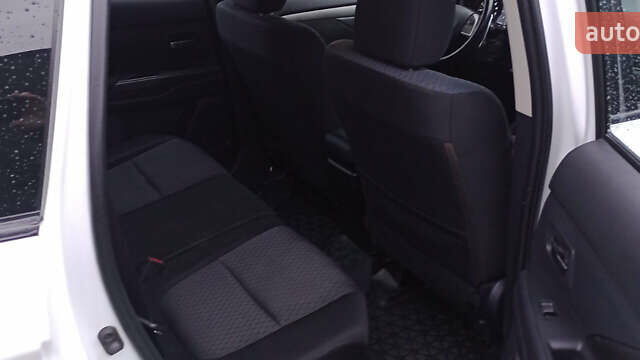 Білий Міцубісі Аутлендер, об'ємом двигуна 2.36 л та пробігом 112 тис. км за 14900 $, фото 8 на Automoto.ua