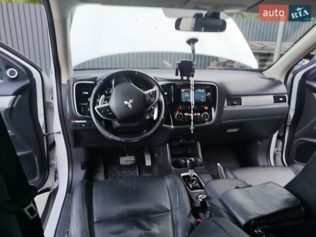 Білий Міцубісі Аутлендер, об'ємом двигуна 2.27 л та пробігом 232 тис. км за 12800 $, фото 8 на Automoto.ua
