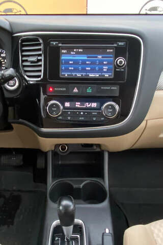 Белый Мицубиси Аутлендер, объемом двигателя 2.36 л и пробегом 215 тыс. км за 9500 $, фото 9 на Automoto.ua