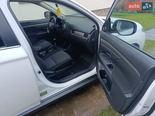 Белый Мицубиси Аутлендер, объемом двигателя 2.2 л и пробегом 278 тыс. км за 12600 $, фото 30 на Automoto.ua