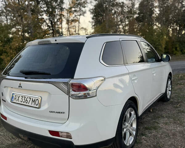 Белый Мицубиси Аутлендер, объемом двигателя 2.3 л и пробегом 250 тыс. км за 15000 $, фото 2 на Automoto.ua
