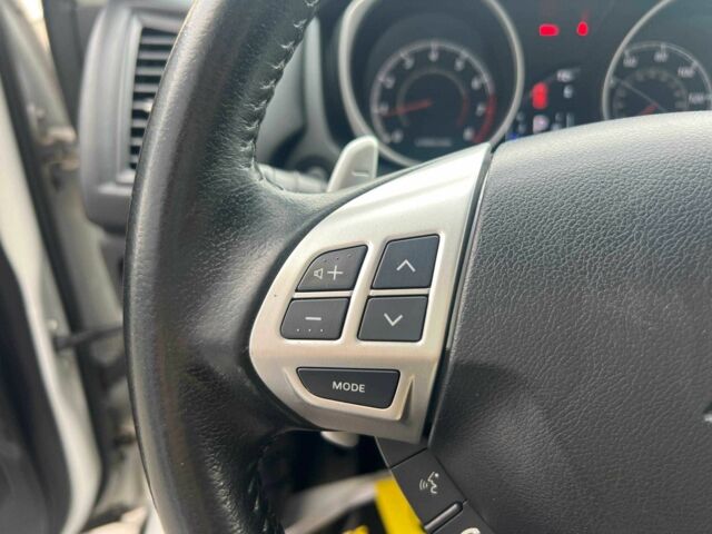 Білий Міцубісі Аутлендер, об'ємом двигуна 2 л та пробігом 224 тис. км за 9900 $, фото 10 на Automoto.ua